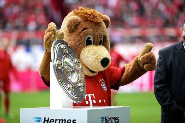 23.05.2015, 1. Bundesliga, Saison 2014 2015, 34. Spieltag in Muenchen, FC Bayern Muenchen - 1. FSV Mainz 05, Das Maskottchen BERNI neben der Meisterschale DeFodi09-501-002167