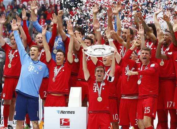 SOCCER - 1. DFL, Bayern vs Mainz MUNICH,GERMANY,23.MAY.15 - SOCCER - 1. DFL, 1. Deutsche Bundesliga, FC Bayern Muenchen vs 1. FSV Mainz 05. Image shows Philipp Lahm (Bayern) and the team. Keywords: trophy. GEPA xFelixxRoittner