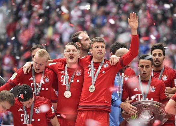 v.li.: Robert Lewandowski FC Bayern München Sebastian Rode FC Bayern München Bastian Schweinsteiger FC Bayern München Thomas Müller FC Bayern München Meisterfeier FC Bayern München FCB Der FC Bayern ist 25. Deutscher Meister 2013 2014 FC Bayern München FCB gegen FSV Mainz 05 FC Bayerm in neuen Trikots der Saison 2015 2016 Fußball Bundesliga Herren GER 1. BL Spieltag 34 34. Spieltag Saison 2014 2015 München Allianz-Arena 23.05.2015 FC Bayern München FCB gegen FSV Mainz 05