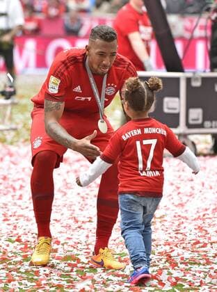 Jerome Boateng FC Bayern München mit seiner Tochter Kind Meisterfeier FC Bayern München FCB Der FC Bayern ist 25. Deutscher Meister 2013 2014 FC Bayern München FCB gegen FSV Mainz 05 FC Bayerm in neuen Trikots der Saison 2015 2016 Fußball Bundesliga Herren GER 1. BL Spieltag 34 34. Spieltag Saison 2014 2015 München Allianz-Arena 23.05.2015 FC Bayern München FCB gegen FSV Mainz 05