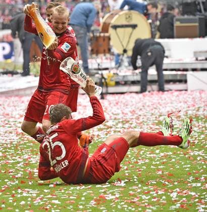 Bierdusche Bier Weißbierdusche Weißbier Jagdszenen Sebastian Rode FC Bayern München gegen Thomas Müller FC Bayern München Meisterfeier FC Bayern München FCB Der FC Bayern ist 25. Deutscher Meister 2013 2014 FC Bayern München FCB gegen FSV Mainz 05 FC Bayerm in neuen Trikots der Saison 2015 2016 Fußball Bundesliga Herren GER 1. BL Spieltag 34 34. Spieltag Saison 2014 2015 München Allianz-Arena 23.05.2015 FC Bayern München FCB gegen FSV Mainz 05