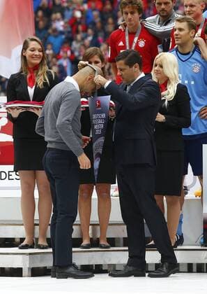 SOCCER - 1. DFL, Bayern vs Mainz MUNICH,GERMANY,23.MAY.15 - SOCCER - 1. DFL, 1. Deutsche Bundesliga, FC Bayern Muenchen vs 1. FSV Mainz 05. Image shows head coach Pep Guardiola (Bayern), Keywords: medal. GEPA xFelixxRoittner