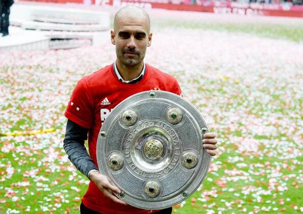 23.05.2015, xmwx, Fussball 1.Bundesliga, FC Bayern Muenchen - FSV Mainz 05, v.l. Trainer Pep Guardiola (FC Bayern Muenchen) haelt die Meisterschale in den Händen