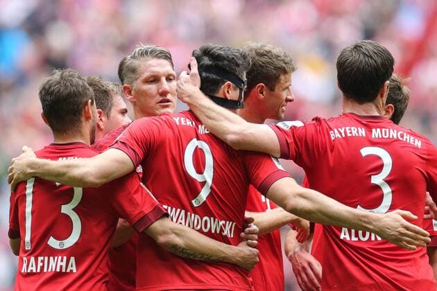 23.05.2015, 1. Bundesliga, Saison 2014 2015, 34. Spieltag in Muenchen, FC Bayern Muenchen - 1. FSV Mainz 05, Jubel um den Torschuetzen zum 1 zu 0 Robert Lewandowski (FC Bayern 9) DeFodi09-507-001657