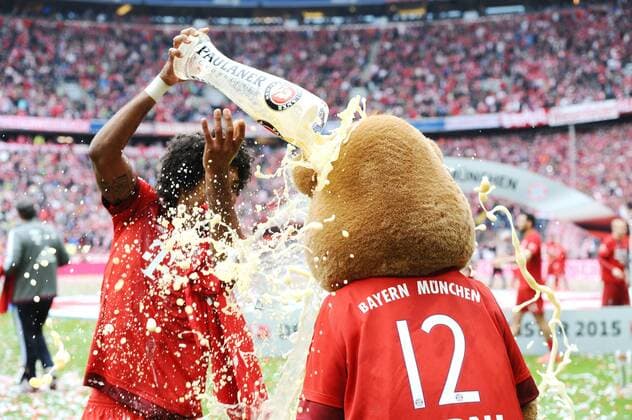 Dante (FC Bayern Muenchen) duscht das maskottchen FC Bayern Muenchen - 1.FSV Mainz 05, Fussball, Bundesliga, Spieltag 34, 23.05.2015, Copyright: Stuetzle xEibner-Pressefoto EP_WSE