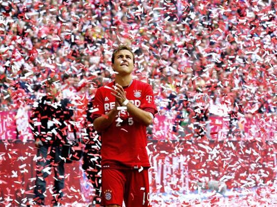 23.05.2015, Fussball 1.Bundesliga 2014 2015, 34.Spieltag, FC Bayern München - 1.FSV Mainz 05, in der Allianz-Arena München, Ehrung des Deutschen Meisters FC Bayern nach dem Spiel. Die Bayern feiern mit der Meisterschale. Mario Götze (Bayern) läuft unter dem konfettiregen hindurch. 