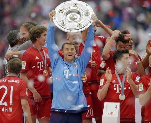 23.05.2015, Fussball 1.Bundesliga 2014 2015, 34.Spieltag, FC Bayern München - 1.FSV Mainz 05, in der Allianz-Arena München, Ehrung des Deutschen Meisters FC Bayern nach dem Spiel. Die Bayern feiern mit der Meisterschale. Torwart Manuel Neuer (Bayern) stemmt die Schale in die Höhe. 
