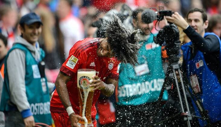 23. Mai 2015: München, Allianz Arena: Fussball 1. Bundesliga, 34. Spieltag: FC Bayern München - FSV Mainz 05: Münchens Dante schüttelt sein Haar nach einer Bierdusche.