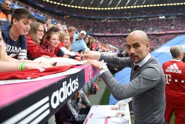 FUSSBALL 1. BUNDESLIGA SAISON 2014 2015 34. SPIELTAG FC Bayern Muenchen - 1. FSV Mainz 05 23.05.2014 Trainer Pep Guardiola (FC Bayern Muenchen) schreibt Autogramme 