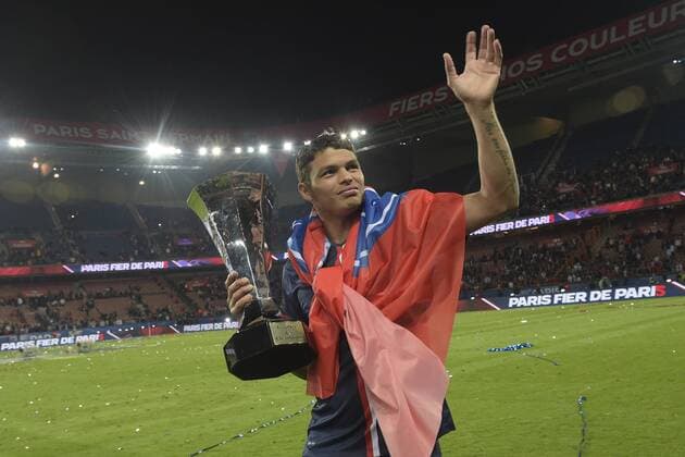 Aktuell Fußball, Frankreich, Ligue 1, Paris St Germain, PSG feiert 5. französische Meisterschaft Thiago Silva (PSG) mit Trophäe PSG - Ligue 1 - 23 05 2015 JBAutissier Panoramic 