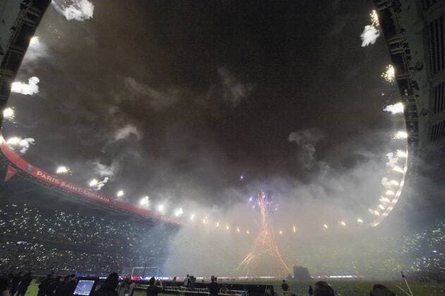 Aktuell Fußball, Frankreich, Ligue 1, Paris St Germain, PSG feiert 5. französische Meisterschaft Feuerwerk zur Meisterfeier PSG - Ligue 1 - 23 05 2015 JBAutissier Panoramic 