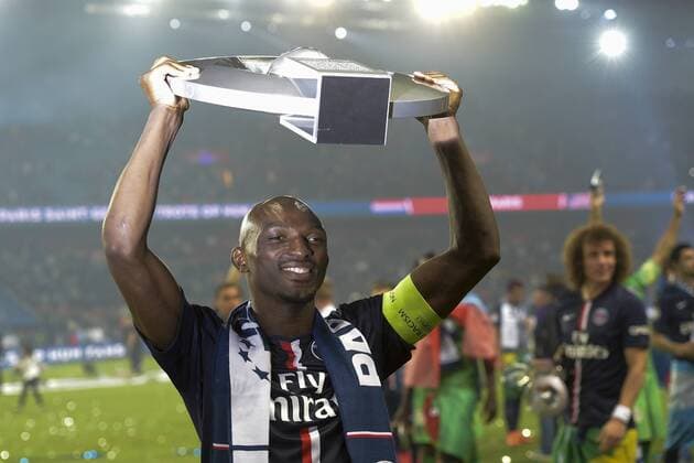 Aktuell Fußball, Frankreich, Ligue 1, Paris St Germain, PSG feiert 5. französische Meisterschaft Zoumana Camara (PSG) mit Trophäe PSG - Ligue 1 - 23 05 2015 JBAutissier Panoramic 