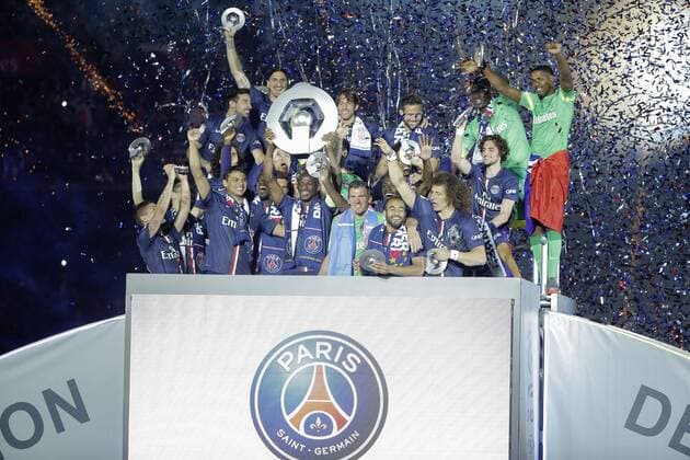 Aktuell Fußball, Frankreich, Ligue 1, Paris St Germain, PSG feiert 5. französische Meisterfeier mit Trophäe FRANCE - PARIS - FOOTBALL - Ligue 1 - PARIS SG - 23 05 2015 STEPHANEALLAMAN 
