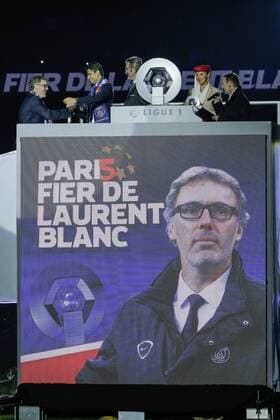 Aktuell Fußball, Frankreich, Ligue 1, Paris St Germain, PSG feiert 5. französische Meisterschaft Laurent Blanc (psg) mit Trophäe FOOTBALL : Paris st Germain - Ligue 1 - 23 05 2015 StephaneAllaman Panoramic 
