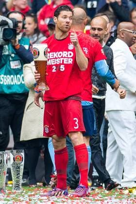 1. Bundesliga, Saison 2014 2015, 34. Spieltag in Muenchen, FC Bayern Muenchen - 1. FSV Mainz 05, Xabi Alonso (FC Bayern 3) DeFodi507