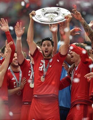 23.05.2015, Fussball, Saison 2014 15, 1. Bundesliga, 34. Spieltag, FC Bayern München - FSV Mainz 05 2:0 Claudio Pizarro (Bayern Muenchen) mit der Meisterschale