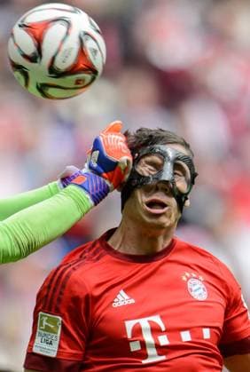 23. Mai 2015: Muenchen, Allianz Arena: Fussball 1. Bundesliga, 34. Spieltag: FC Bayern Muenchen - FSV Mainz 05: Der Mainzer Torwart Loris Karius gegen Münchens Robert Lewandowski.