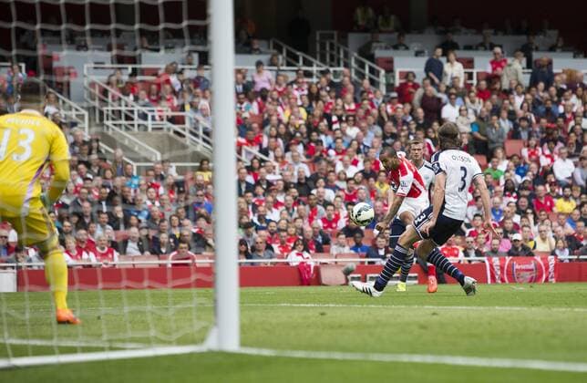 24.05.2015. London, England. Barclays Premier League. Arsenal versus West Bromwich Albion. Arsenal s Theo Walcott scores an early goal in the 4th minute to make it 1-0. xNigelxCookex  ActionPlus11623558