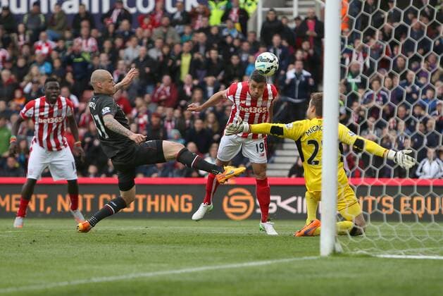 Stoke s Jon Walters scores his sides third goal - Stoke City vs. Liverpool - Barclay s Premier League - Britannia Stadium - Stoke - 24 05 2015 Pic Philip Oldham Sportimage EDITORIAL USE ONLY. No use with unauthorised audio, video, data, fixture lists, club league logos or live services. Online in-match use limited to 120 images, no video emulation. No use in betting, games or single club league player publications.
