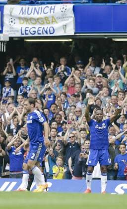 24.05.2015. London, England. Barclays Premier League. Chelsea versus Sunderland. Chelsea s Didier Drogba waves goodbye to the home fans one last time xCraigxMercerx  ActionPlus11623608