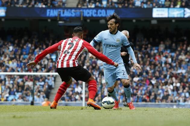 24.05.2015. Manchester, England. Barclays Premier League. Manchester City versus Southampton. David Silva of Manchester City takes on Nathaniel Clyne of Southampton xDavidxBlunsdenx  ActionPlus11623649