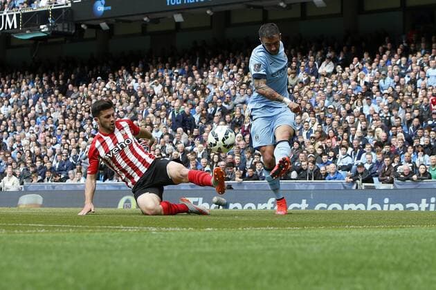 24.05.2015. Manchester, England. Barclays Premier League. Manchester City versus Southampton. Aleksandar Kolarov of Manchester City sees his cross blocked xDavidxBlunsdenx  ActionPlus11623652