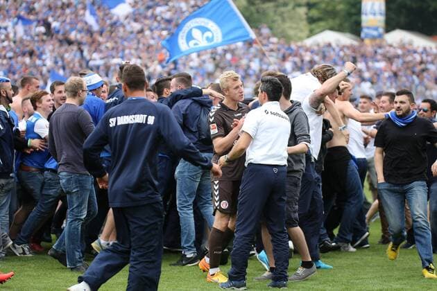 24.05.2015, xjfx, Fussball 2.Bundesliga, SV Darmstadt 98 - FC St.Pauli, v.l. Trainer Dirk Schuster (SV Darmstadt 98), Co-Trainer Sascha Franz (SV Darmstadt 98) jubelt nach Spielende, Fans,Stimmung, Schals, Trikots, Emotionen