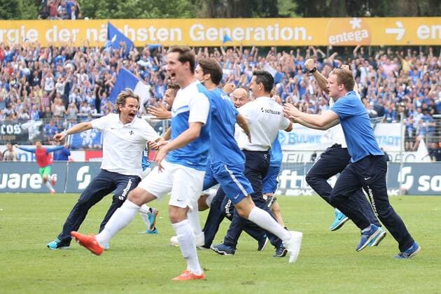 24.05.2015, xjfx, Fussball 2.Bundesliga, SV Darmstadt 98 - FC St.Pauli, v.l. Co-Trainer Sascha Franz (SV Darmstadt 98),Trainer Dirk Schuster (SV Darmstadt 98), jubeln nach Spielende