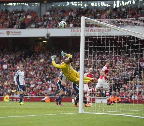 24.05.2015. London, England. Barclays Premier League. Arsenal versus West Bromwich Albion. WBA s Boaz Myhill watches as his save comes back of the post from Arsenal s Aaron Ramsey. xNigelxCookex  ActionPlus11623705