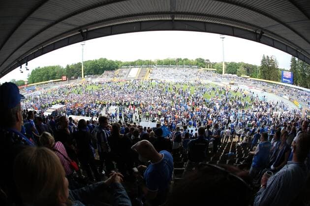 24.05.2015, xjfx, Fussball 2.Bundesliga, SV Darmstadt 98 - FC St.Pauli, v.l. Fans,Stimmung, Schals, Trikots, Emotionens, jubeln jubelt nach Spielende.