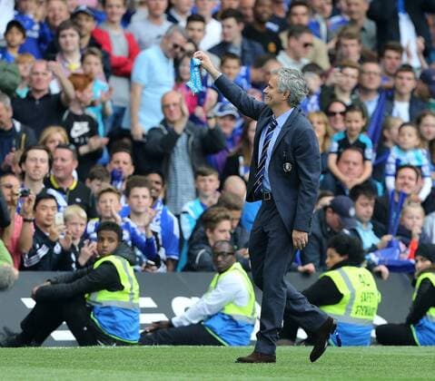 Aktuell Fußball, England, Premier League, Meisterfeier FC Chelsea Chelsea s Jose Mourinho shows his medal to the crowd before giving it away Barclays Premier League - Chelsea vs Sunderland - Stamford Bridge - England - 24th May 2015 - Picture David Klein Sportimage EDITORIAL USE ONLY. No use with unauthorised audio, video, data, fixture lists, club league logos or live services. Online in-match use limited to 120 images, no video emulation. No use in betting, games or single club league player publications.