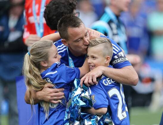 Aktuell Fußball, England, Premier League, Meisterfeier FC Chelsea Chelsea s John Terry celebrates with his kids Barclays Premier League - Chelsea vs Sunderland - Stamford Bridge - England - 24th May 2015 - Picture David Klein Sportimage EDITORIAL USE ONLY. No use with unauthorised audio, video, data, fixture lists, club league logos or live services. Online in-match use limited to 120 images, no video emulation. No use in betting, games or single club league player publications.