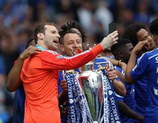 Aktuell Fußball, England, Premier League, Meisterfeier FC Chelsea Chelsea s John Terry celebrates with the trophy with Petr Cech Barclays Premier League - Chelsea vs Sunderland - Stamford Bridge - England - 24th May 2015 - Picture David Klein Sportimage EDITORIAL USE ONLY. No use with unauthorised audio, video, data, fixture lists, club league logos or live services. Online in-match use limited to 120 images, no video emulation. No use in betting, games or single club league player publications.