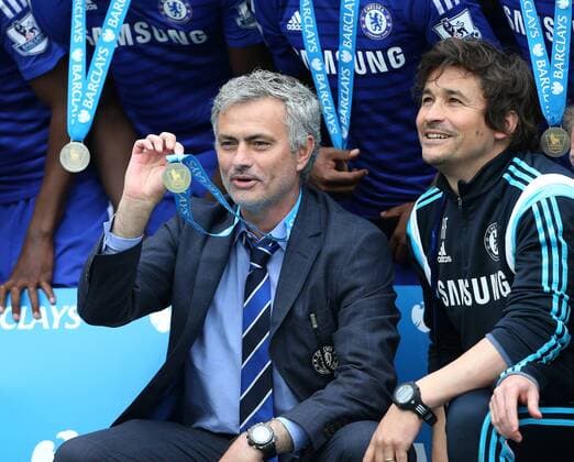 Aktuell Fußball, England, Premier League, Meisterfeier FC Chelsea Chelsea s Jose Mourinho shows his medal Barclays Premier League - Chelsea vs Sunderland - Stamford Bridge - England - 24th May 2015 - Picture David Klein Sportimage EDITORIAL USE ONLY. No use with unauthorised audio, video, data, fixture lists, club league logos or live services. Online in-match use limited to 120 images, no video emulation. No use in betting, games or single club league player publications.