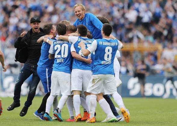 vl. nach dem Spiel Darmstaedter Mannschaft Emotionen, Freude, Jubel, Begeisterung, Triumph SV Darmstadt 98 - FC St. Pauli, Fussball, 2. FBL, 24.05.2015 , Copyright: Voelker Eibner-Pressefoto EP_TVR