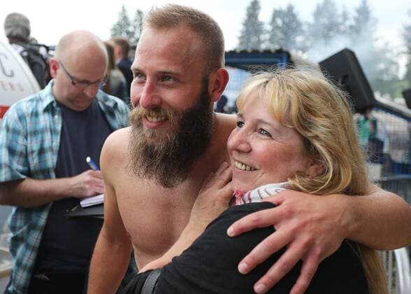 vl. Darmstaedter Fans Marco Sailer (SV Darmstadt 98) Emotionen, Freude, Jubel, Begeisterung, Triumphnach dem Spiel SV Darmstadt 98 - FC St. Pauli, Fussball, 2. FBL, 24.05.2015 , Copyright: Voelker Eibner-Pressefoto EP_TVR