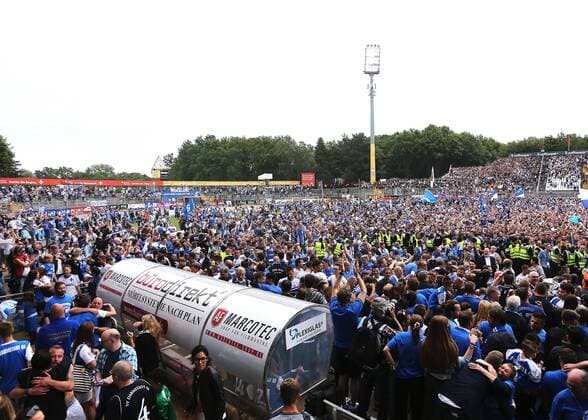 vl. Darmstaedter Fans nach dem Spiel Emotionen, Freude, Jubel, Begeisterung, Triumph SV Darmstadt 98 - FC St. Pauli, Fussball, 2. FBL, 24.05.2015 , Copyright: Voelker Eibner-Pressefoto EP_TVR