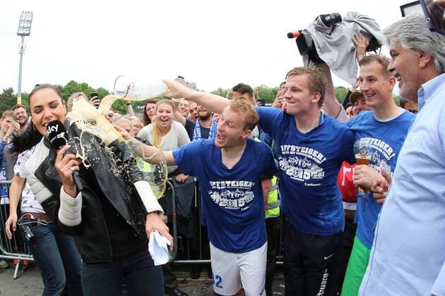 24.05.2015, xjfx, Fussball 2.Bundesliga, SV Darmstadt 98 - FC St.Pauli, v.l. Sky Moderatorin wird von Fabian Holland (SV Darmstadt 98),Marius Sauss (SV Darmstadt 98),Patrick Platins (SV Darmstadt 98) mit Bier geduscht