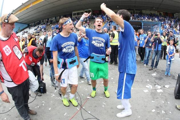 24.05.2015, xjfx, Fussball 2.Bundesliga, SV Darmstadt 98 - FC St.Pauli, v.l. Hanno Behrens (SV Darmstadt 98),Christian Mathenia (SV Darmstadt 98),Roman Bregerie (SV Darmstadt 98), jubeln jubelt nach Spielende.