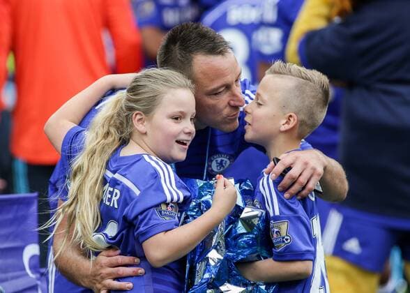 Aktuell Fußball, England, Premier League, Meisterfeier FC Chelsea Football - 2014 2015 Premier League - Chelsea vs. Sunderland. Chelsea s John Terry with his 2 children at Stamford Bridge. COLORSPORT DANIEL BEARHAM  CHE_SUN