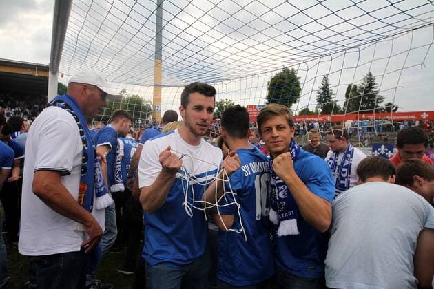 24.05.2015 Darmstadt, Merck-Stadion am Böllenfalltor 2. Bundesliga Saison 2014 2015 SV Darmstadt 98 (Lilien) - FC St. Pauli Aktion, Die Fans von SV Darmstadt 98 haben den Platz gestürmt und jubeln und feiern friedlich hier erobern sie ein Stück Tornetz oder Strafraqumrasen
