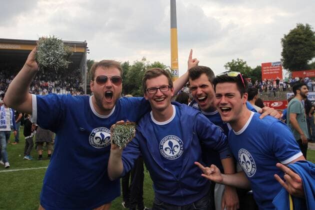 24.05.2015 Darmstadt, Merck-Stadion am Böllenfalltor 2. Bundesliga Saison 2014 2015 SV Darmstadt 98 (Lilien) - FC St. Pauli Aktion, Die Fans von SV Darmstadt 98 haben den Platz gestürmt und jubeln und feiern friedlich hier erobern sie ein Stück Tornetz oder Strafraqumrasen
