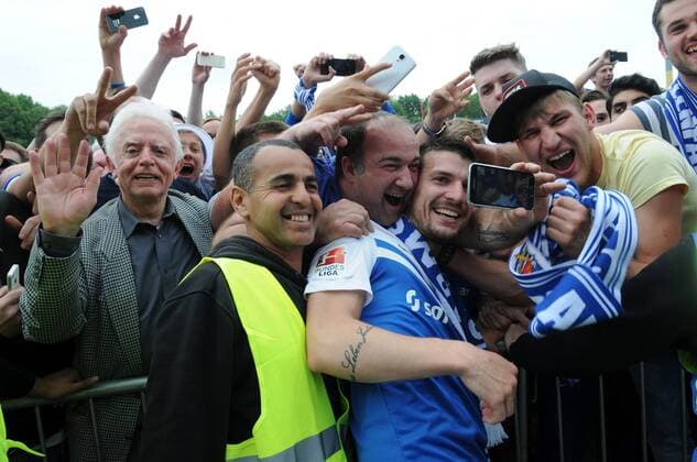 24.05.2015 Darmstadt, Merck-Stadion am Böllenfalltor 2. Bundesliga Saison 2014 2015 SV Darmstadt 98 (Lilien) - FC St. Pauli drücken und Sefies mus Jerome Gondorf (SV 98) über sich ergehen lassen