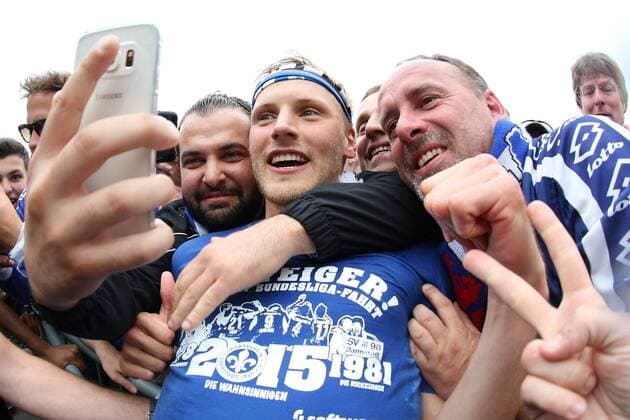 24.05.2015, xjfx, Fussball 2.Bundesliga, SV Darmstadt 98 - FC St.Pauli, v.l. Hanno Behrens (SV Darmstadt 98), jubeln jubelt, Fans,Stimmung, Schals, Trikots, Emotionens