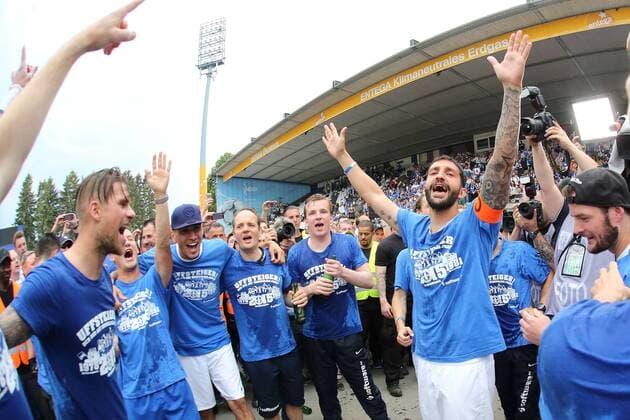 24.05.2015, xjfx, Fussball 2.Bundesliga, SV Darmstadt 98 - FC St.Pauli, v.l. Aytac Sulu (SV Darmstadt 98), Darmstaedter Spieler nach Spielende, jubeln jubelt
