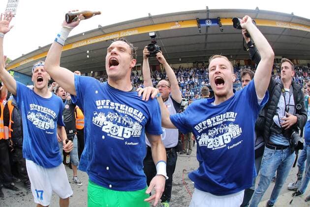 24.05.2015, xjfx, Fussball 2.Bundesliga, SV Darmstadt 98 - FC St.Pauli, v.l. Christian Mathenia (SV Darmstadt 98), Fabian Holland (SV Darmstadt 98), Darmstaedter Spieler nach Spielende, jubeln jubelt