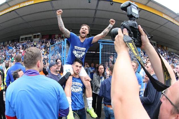 24.05.2015, xjfx, Fussball 2.Bundesliga, SV Darmstadt 98 - FC St.Pauli, v.l. Tobias Kempe (SV Darmstadt 98),jubeln jubelt nach Spielende.