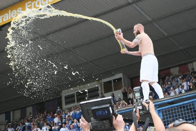 24.05.2015, xjfx, Fussball 2.Bundesliga, SV Darmstadt 98 - FC St.Pauli, v.l. Marco Sailer (SV Darmstadt 98), mit Bierdusche, jubeln jubelt nach Spielende.