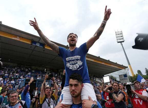24.05.2015, Fussball 2.Bundesliga 2014 2015, 34.Spieltag, SV Darmstadt 98 - FC St. Pauli Hamburg, im Stadion am Böllenfalltor Darmstadt, Aufstiegsfeier Darmstadt , Jubel Tobias Kempe (oben, SV Darmstadt 98) 