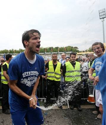 24.05.2015, Fussball 2.Bundesliga 2014 2015, 34.Spieltag, SV Darmstadt 98 - FC St. Pauli Hamburg, im Stadion am Böllenfalltor Darmstadt, Aufstiegsfeier Darmstadt , Romain Bregerie (SV Darmstadt 98) jubelt 